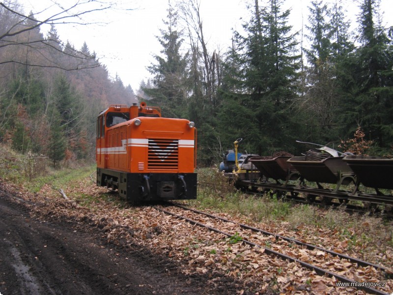 Fotografie Posledním vozidlem, které projelo po koleji před její rekonstrukcí, byla lokomotiva Faur L 18 H č. 2.