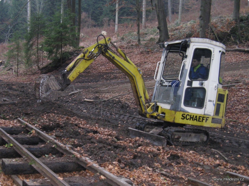 Fotografie Na rozebírání původní koleje jsme nasadili silnou mechanizaci – nevelký bagr SCHAEFF, který udělal velké množství práce.