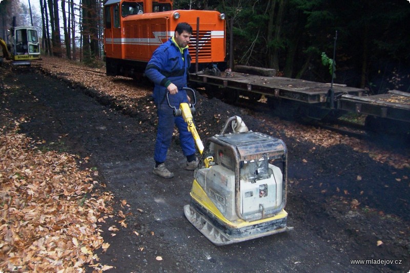 Fotografie Další úspěšná premiéra mechanizace – hutnicí deska zapůjčená společností Wacker Neuson z&nbsp;Hradce Králové.