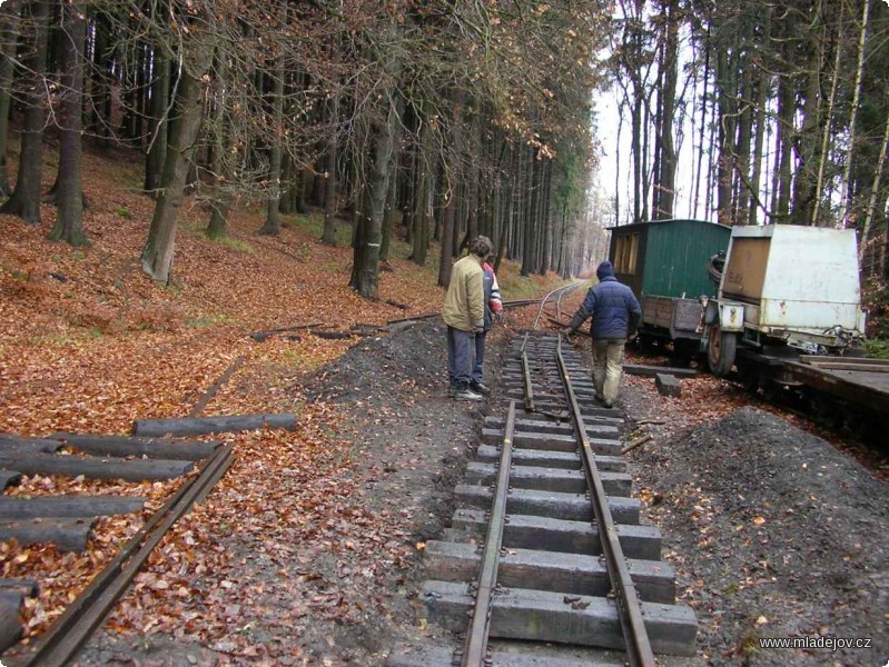 Fotografie Chybí již jen napojit nový úsek na výhybku…