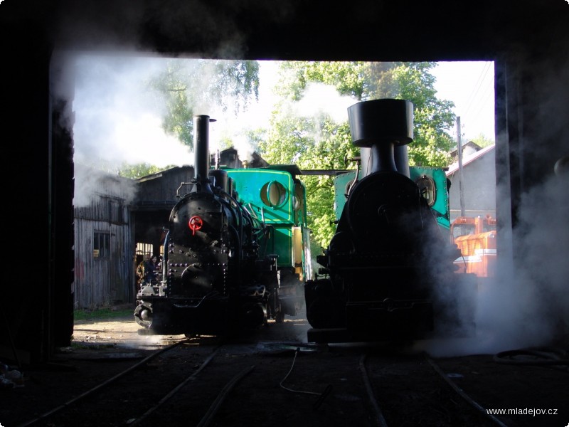 Fotografie Časné ráno 7. května 2011. „Jednička“ s&nbsp;„Pětkou“ dýmají před mladějovskou výtopnou. Kdy tu společně stály, bok po boku, zatopené naposledy?