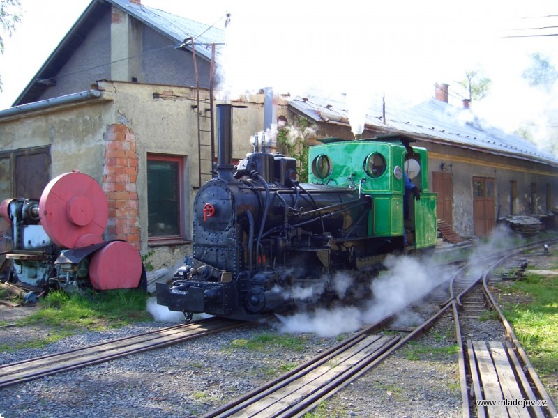 Fotografie Parní lokomotiva č. 1 posunuje od depa na třetí kolej…