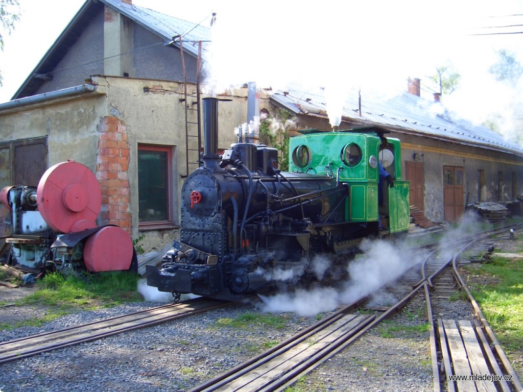 Fotografie Parní lokomotiva č. 1 posunuje od depa na třetí kolej…