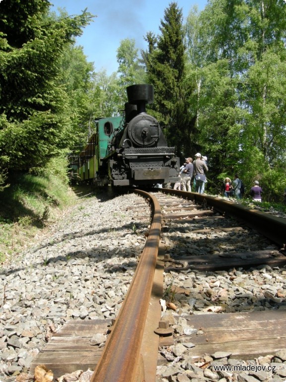 Fotografie Nu, potom se vlaky vedené oběma lokomotivami vrátily zpět do Mladějova, aby se na Novou Ves podívaly ten den ještě dvakrát.