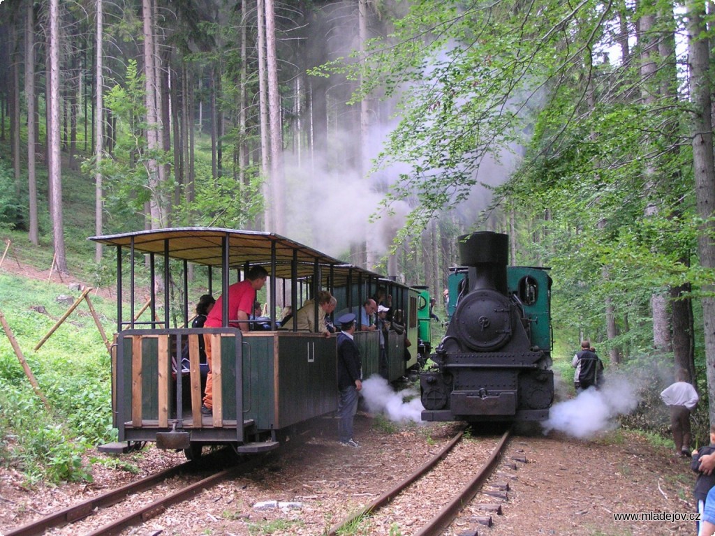 Fotografie Dvě provozní parní lokomotivy dovolily vypravit sedm párů osobních vlaků. Křižování na Vekslu.