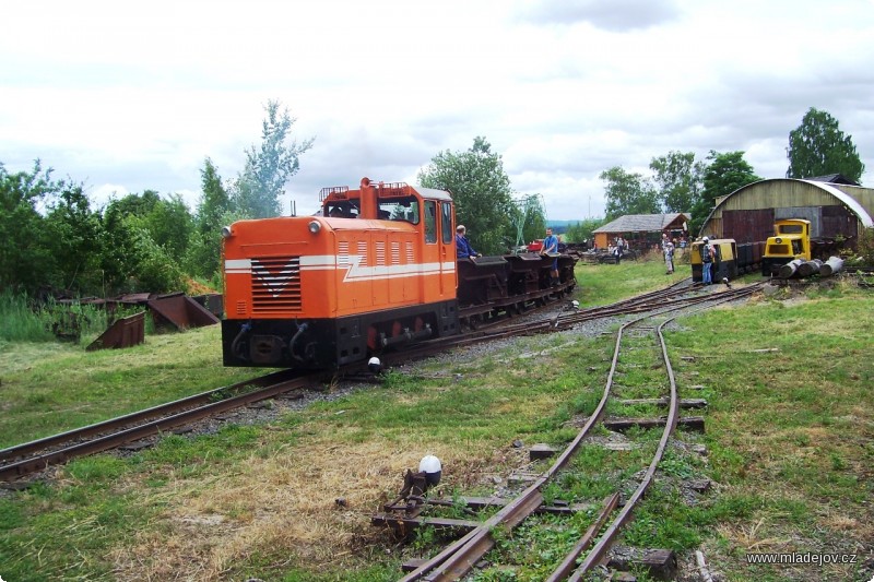 Fotografie Odjezd motorového nákladního vlaku složeného z&nbsp;původních mladějovských vozidel.