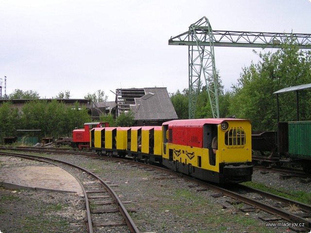 Fotografie V přestávkách mezi jízdami osobních vlaků vozila po mladějovském nádraží zájemce o&nbsp;svezení z&nbsp;řad návštěvníků důlní souprava.