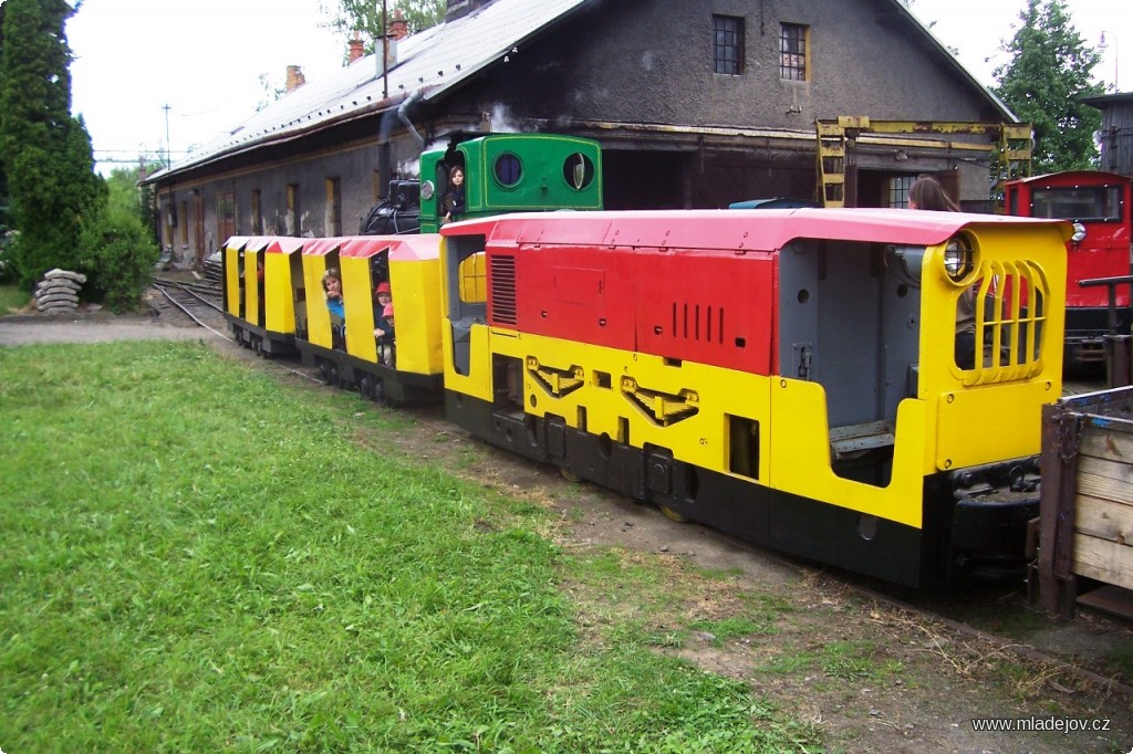 Fotografie Důlní souprava tvořená lokomotivou DH 70 D a dvěma „důlními autobusy“ DM 12 před výtopnou během zbrojení lokomotivy č. 1.