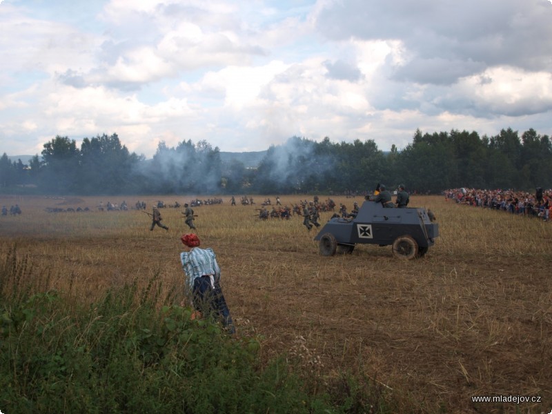 Fotografie Rakouská armáda pomalu postupuje k&nbsp;ruským pozicím. 