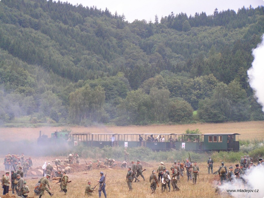 Fotografie Na rozdíl od skutečné války se „mrtví“ sbírají ze země a za potlesku obecenstva se vydávají na poslední průvod.