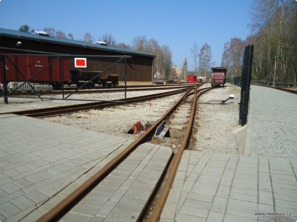 Fotografie Vjezd do severní části úzkorozchodného areálu na okraji Bílé Vody u&nbsp;stanice Museumsbahnhof.
