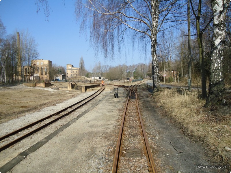 Fotografie Rozvětvení tratě - vlevo do Kromlau, vpravo do Bad Muskau, obě s&nbsp;pravidelným provozem (Regelbetrieb).
