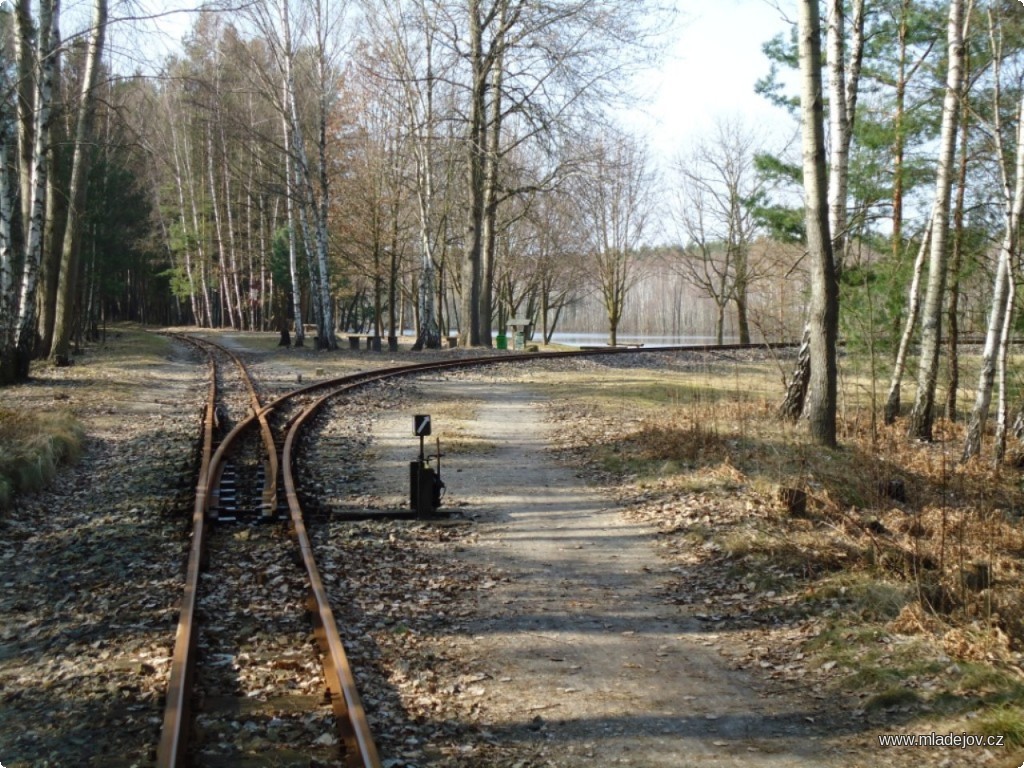 Fotografie Vpravo pravidelný provoz do Kromlau, pokračujeme však vlevo po úseku využívaném jen pro zvláštní jízdy (Sonderverkehr).
