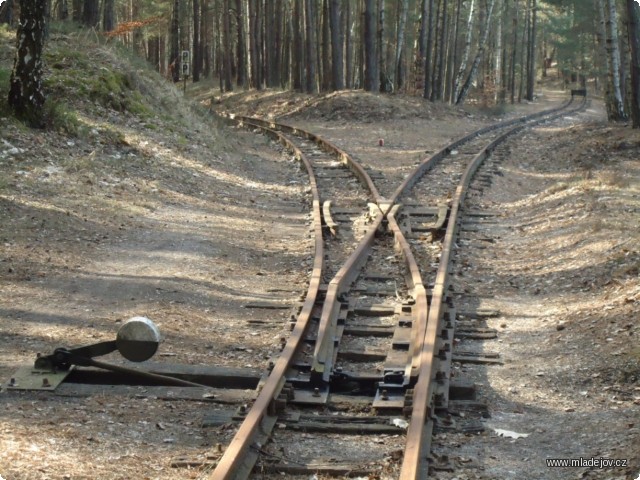 Fotografie Vpravo zbytek odbočky do bývalého dolu Grube IV Nord. Na celé trati bez pravidelného provozu se vyskytují pouze přestavníky s&nbsp;klasickým závažím.
