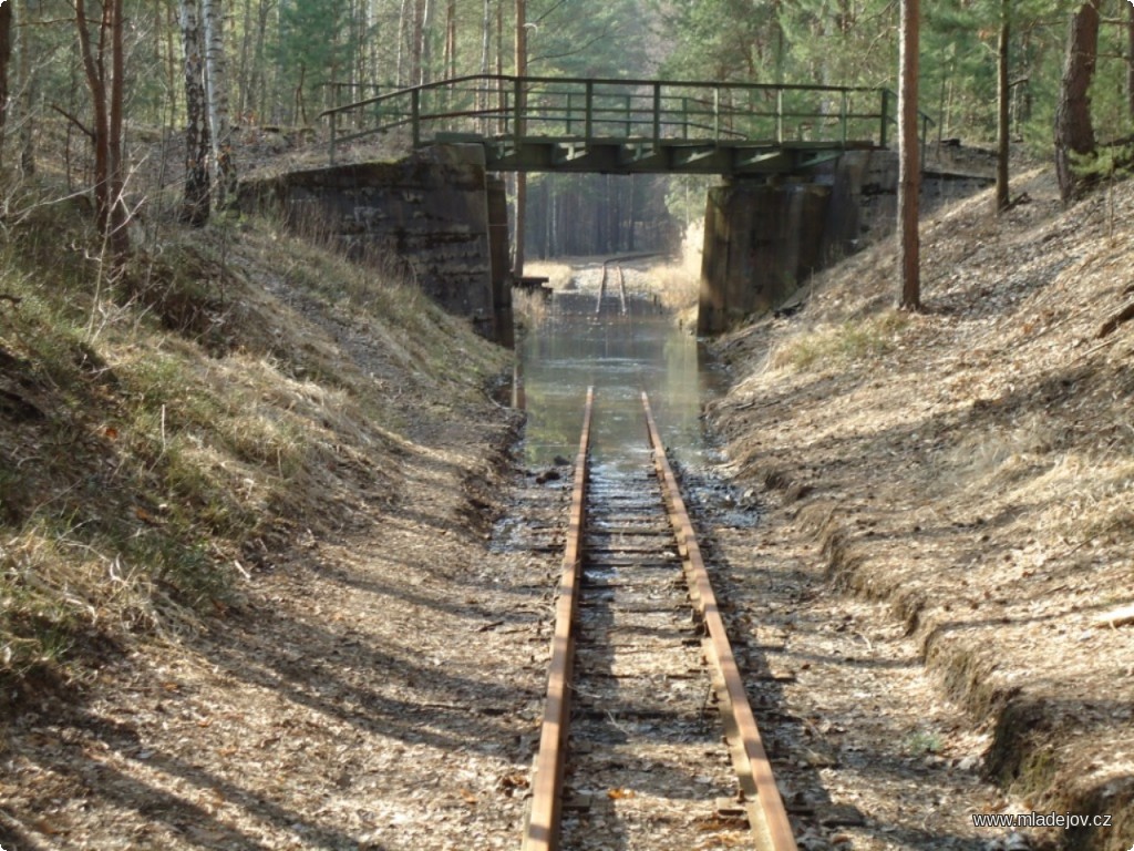 Fotografie Pravděpodobně dlouhodobý stav hladiny vody, vlevo za mostem je další z&nbsp;jezírek - pozůstatků důlní činnosti.
