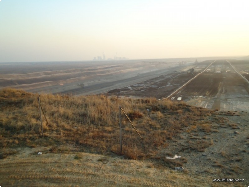 Fotografie Hornolužické panorama, hnědouhelný povrchový důl Braunkohlentagebau Nochten v&nbsp;pozadí s&nbsp;elektrárnou Turów.
