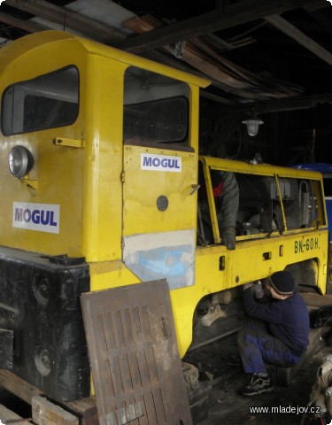 Fotografie Pracuje se například na zprovoznění lokomotivy BN-60 H "Kanárek", je potřeba vyčistit celou pojezdovou část.