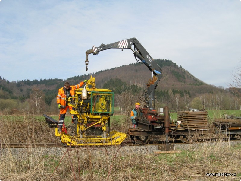 Fotografie Otáčení podbíječky na trati pomocí hydraulické ruky netrvá déle než dvě minuty.