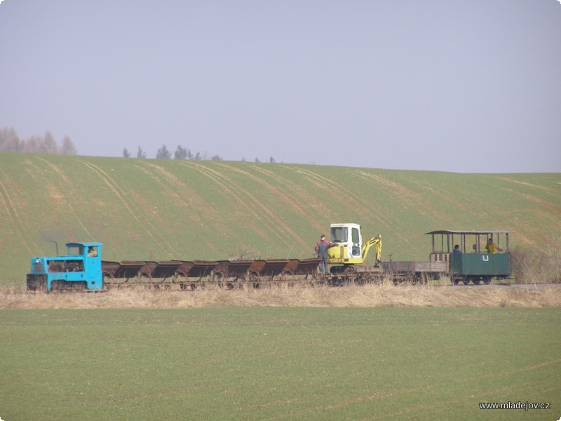 Fotografie Pracovní vlak i s&nbsp;bagrem míří na Novou Ves.