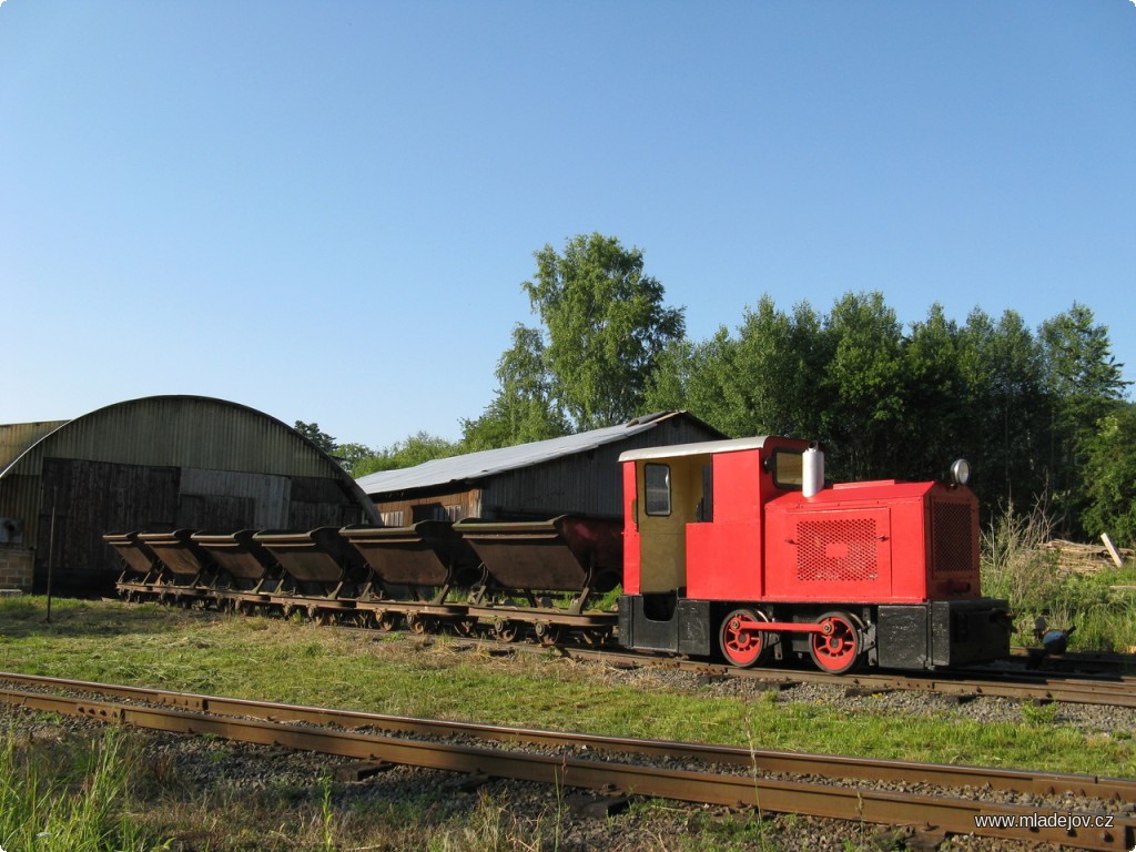 Fotografie Předválečná lokomotiva MD 3 z&nbsp;produkce německé firmy Orenstein & Koppel na výstavě pod širým nebem.
