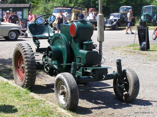 Fotografie Traktor Svoboda DK 12 bylo díky konstrukci jeho setrvačníku možné používat také k&nbsp;pohonu strojů prostřednictvím plochého řemenu.