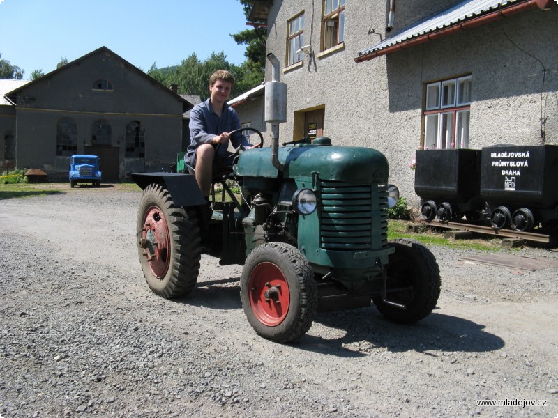 Fotografie Mladší traktor Zetor 50 Super při jízdě areálem mladějovského muzea.
