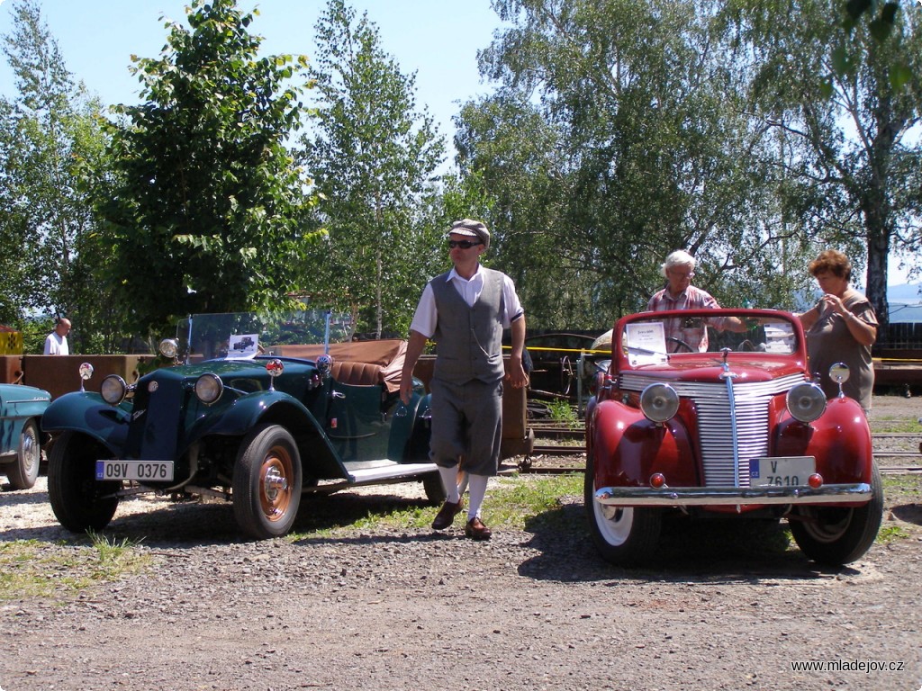 Fotografie Na výstavě nechyběly ani sportovní vozy, třeba tento roadster Jawa 600 z&nbsp;roku 1939 (na snímku vpravo).