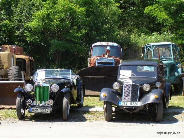 Fotografie Veteráni M.G. TC z&nbsp;roku 1947 a Tatra 57 A z&nbsp;roku 1936. Všechna vystavená vozidla přijela z&nbsp;Konice po vlasní ose.