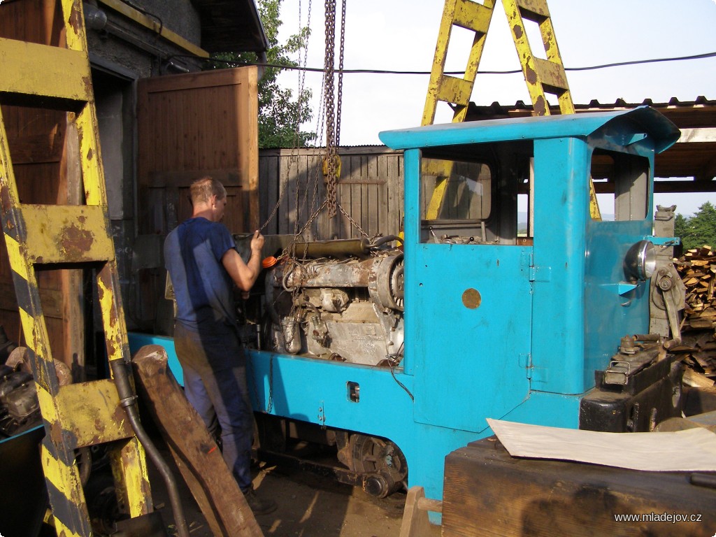 Fotografie Zatímco původní motor čeká generální oprava, nový vzduchem chlazený čtyřválec Tatra 924 se pomalu zabydluje v&nbsp;lokomotivě.