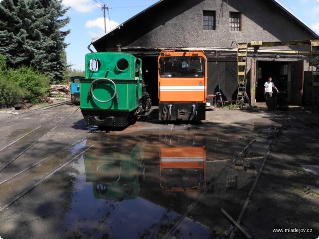 Fotografie Nejenom o&nbsp;trať je ale potřeba se v&nbsp;létě postarat – pravidelné vymývání kotle parní lokomotivy č. 1.