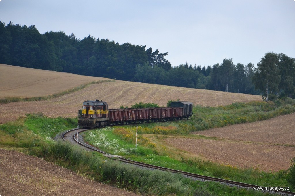 Fotografie Manipulační vlak společnosti ČD Cargo s&nbsp;nákladem pražců pro mladějovskou úzkokolejku se blíží do Mladějova.