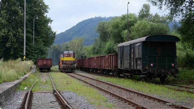 Fotografie Lokomotiva 742 314-8 při posunu v&nbsp;Mladějově na Moravě. Šest plných vozů řady Es je třeba přistavit k&nbsp;rampě, u&nbsp;které zatím stojí dva vozy již vyložené.