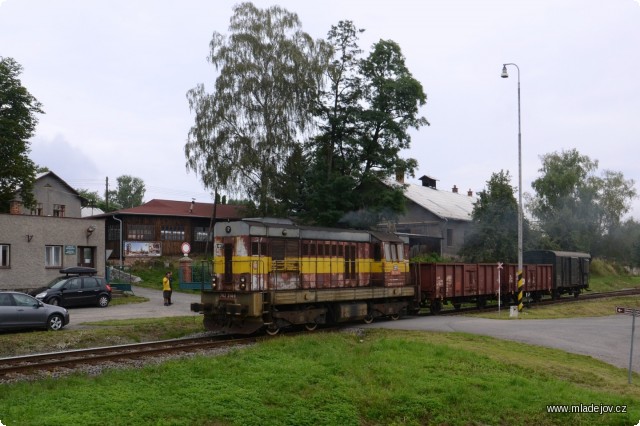 Fotografie Manipulační vlak před bránou Průmyslového muzea Mladějov na své další cestě ve směru Moravská Třebová.
