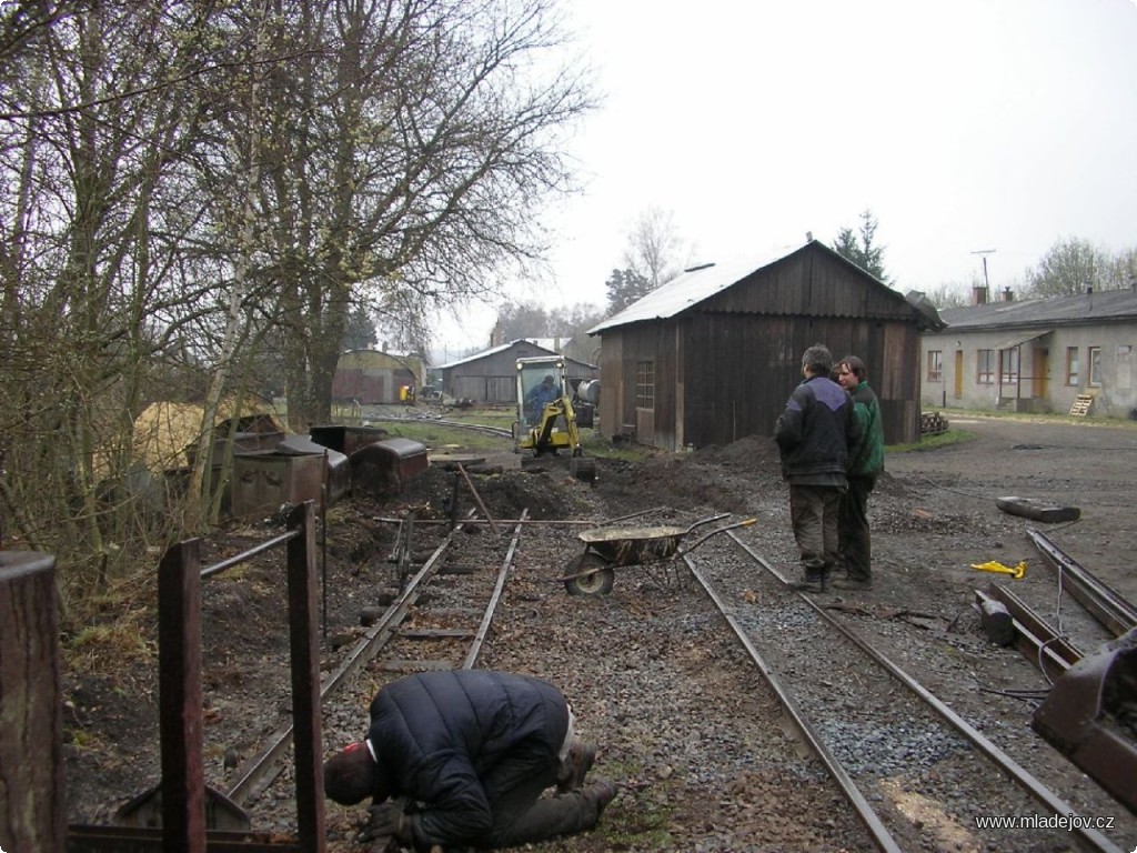 Fotografie Neocenitelným pomocníkem byl opět bagr Schaeff, který se osvědčil při loňské rekonstrukci koleje na Nové Vsi.