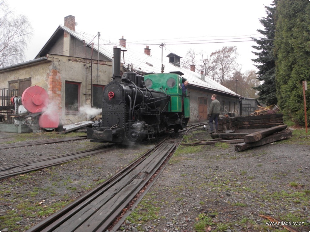 Fotografie První letošní zátop Jedničky, vpravo vyrostl nový uhelný sklad pro zbrojení lokomotiv.