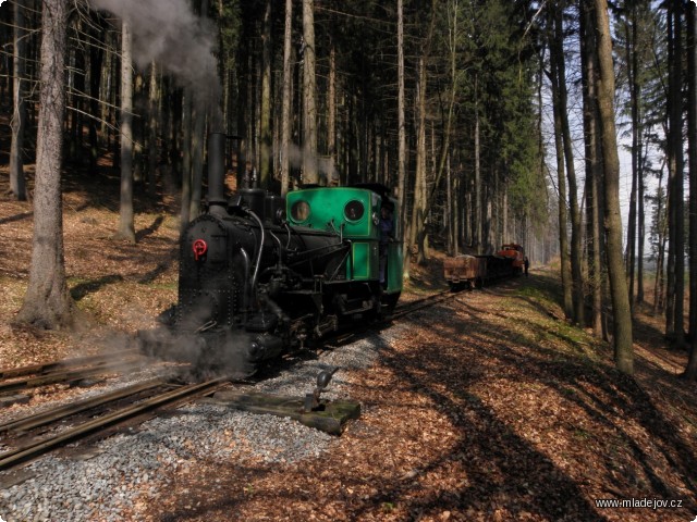 Fotografie Na Novou Ves dorazila i motorová lokomotiva Faur s&nbsp;další zásilkou štěrku.