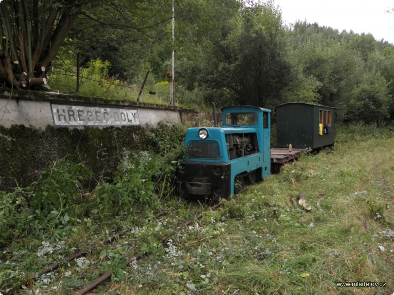 Fotografie Provoz na úzkorozchodné dráze se vrací zpět do stanice Hřebeč doly.