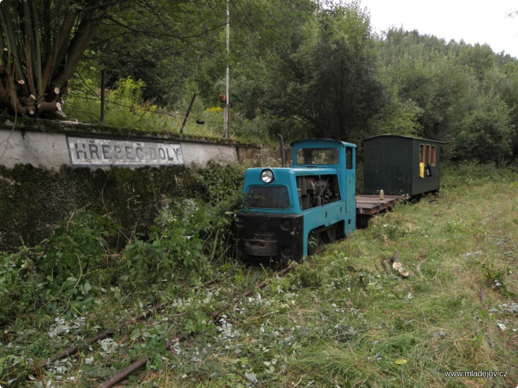 Fotografie Provoz na úzkorozchodné dráze se vrací zpět do stanice Hřebeč doly.