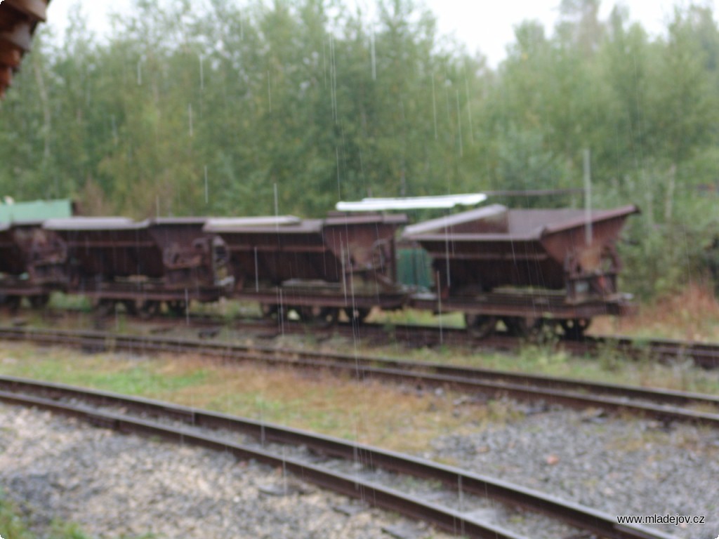 Fotografie Občas totiž bylo příjemnější koukat na to, jak déšť pomalu smáčí kiplory, zpod střechy staniční budovy…