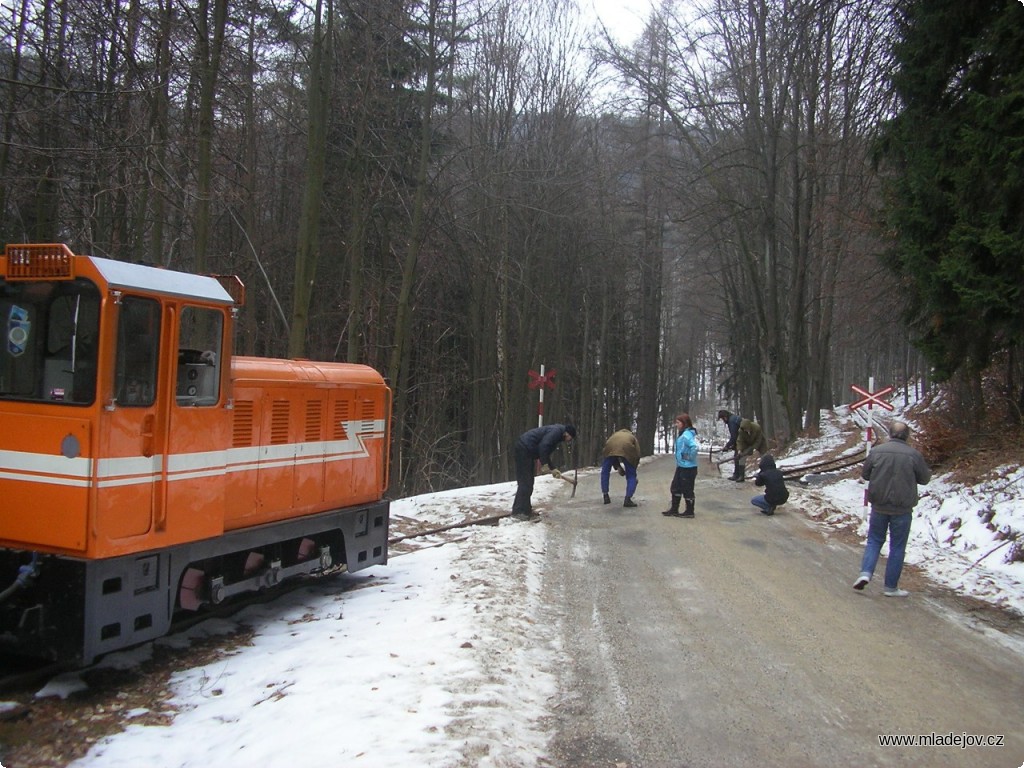 Fotografie Krumpáče jsme museli vytáhnout opět na silničním přejezdu nad Novou Vsí.