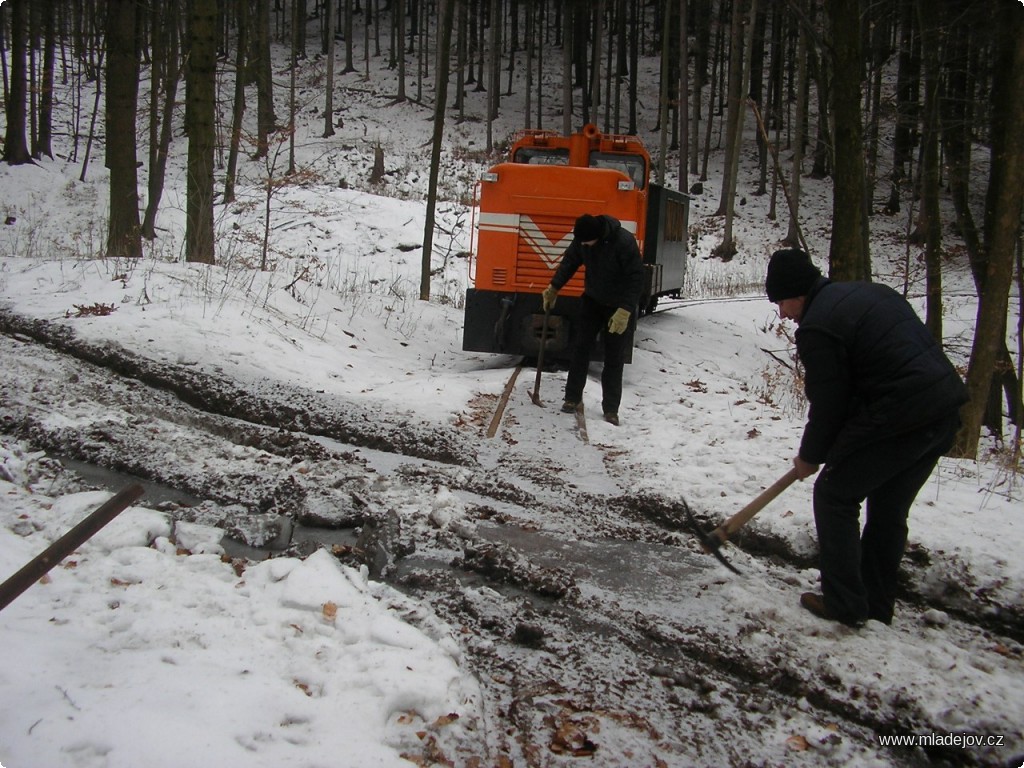 Fotografie Prací jsme se zahřáli také o&nbsp;několik set metrů dál na lesácké cestě.