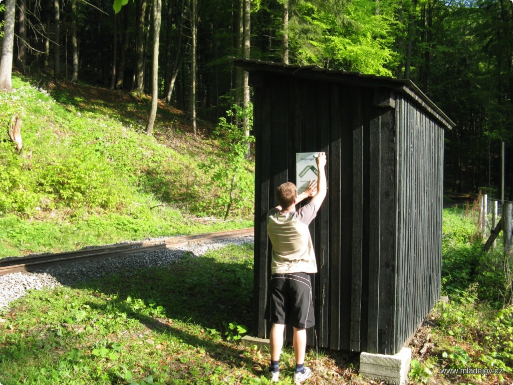 Fotografie Informační tabulka partnera projektu – Nadace OKD – na přístřešku budoucí zastávky Josefka.
