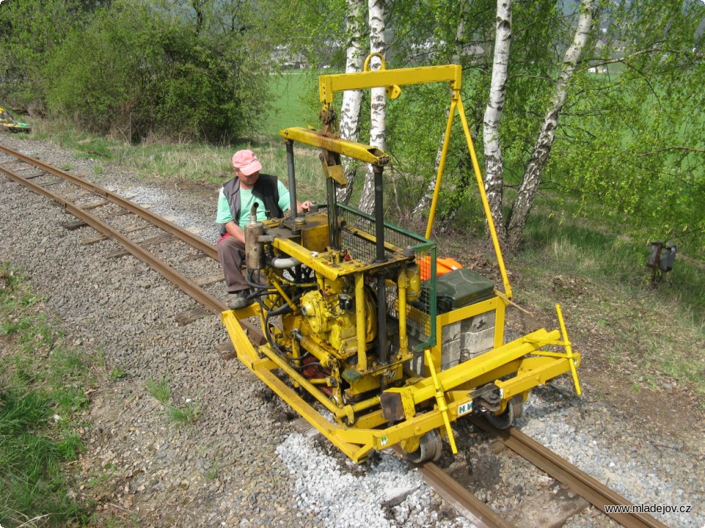 Fotografie … po otočení pokračuje podbíječka na druhé straně koleje.