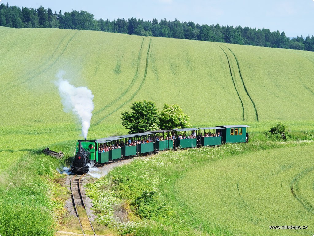 Fotografie Úzkorozchodná dráha byla v&nbsp;provozu po celý den podle zvláštního jízdního řádu.