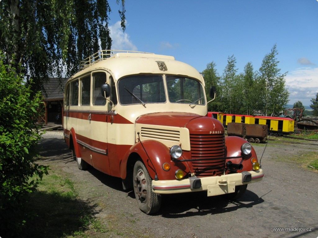 Fotografie Historický autobus Praga RND ze sbírek Průmyslového muzea Mladějov…
