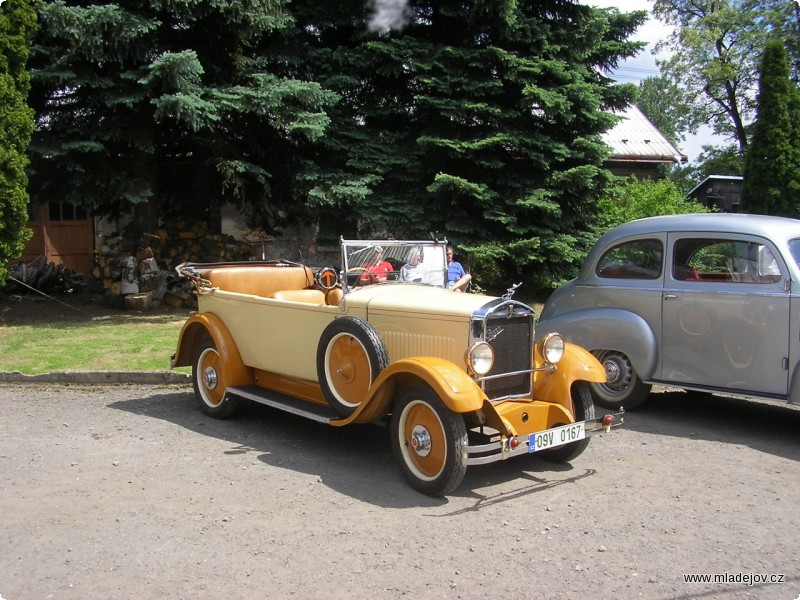 Fotografie Praga Piccolo Faeton z&nbsp;roku 1929 s&nbsp;výkonem 18 koní a maximální rychlostí 80 km/h patřila k&nbsp;nejstarším vystaveným vozům.