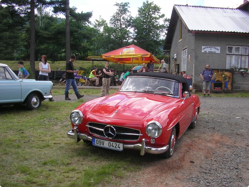 Fotografie Zatímco Aero, Tatra a nákladní Praga RND patřily u&nbsp;nás v&nbsp;60. letech k&nbsp;běžným vozům, setkání s&nbsp;Mercedesem v&nbsp;takovémto provedení patřilo ve své době k&nbsp;výjimečným zážitkům.