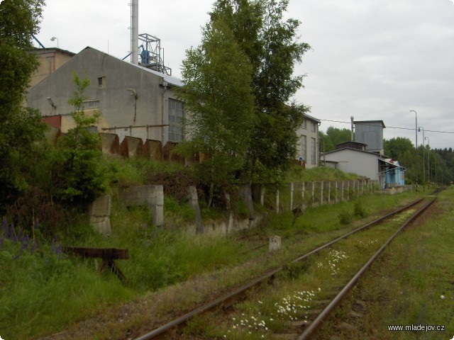 Fotografie Areál zpracování kaolínu ve Vonšově příléhá přímo k&nbsp;trati č. 146 z&nbsp;Lubů do Chebu.
