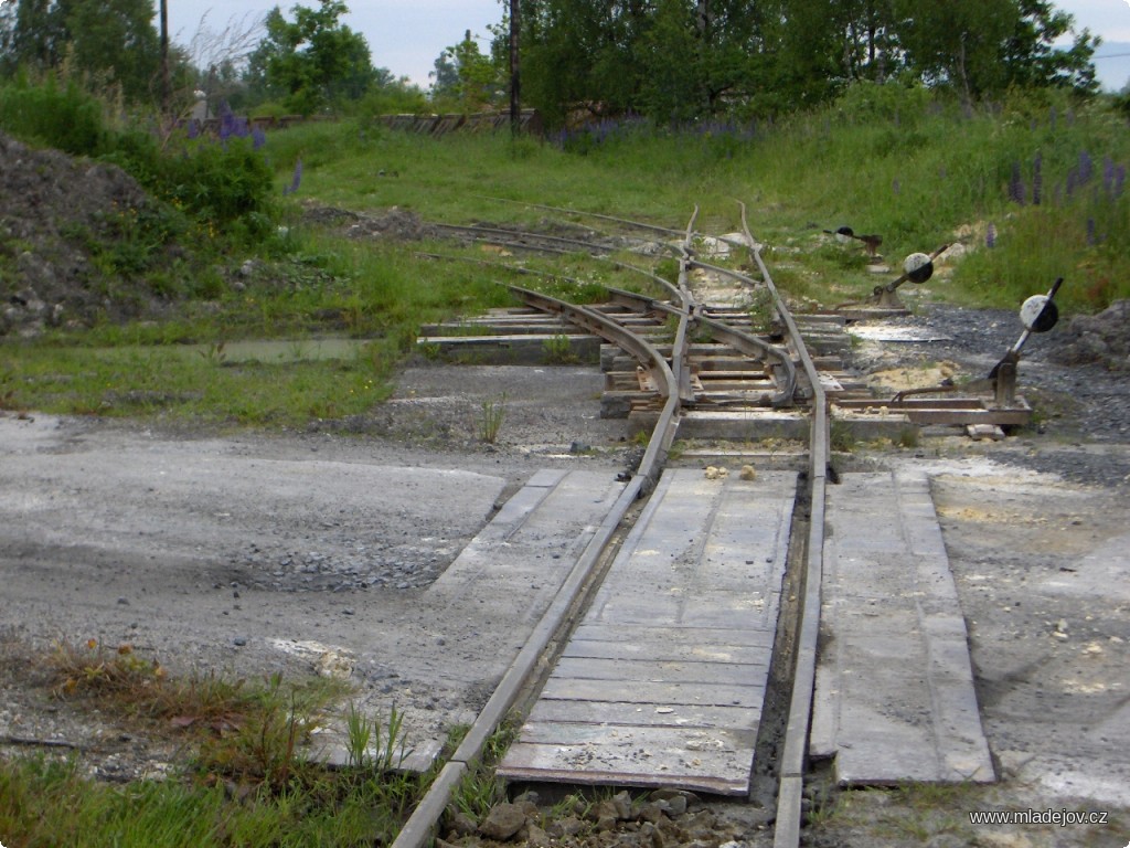 Fotografie Silniční přejezdy nejsou řešeny klasickou výdřevou, ale pomocí plechů.
