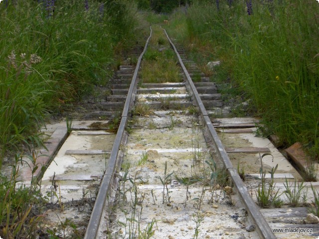 Fotografie Na trati je i kolejová váha, pravděpodobně nefunkční.
